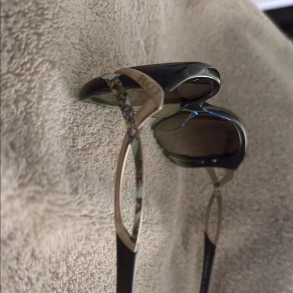 Emilio Pucci Elegant Black Sunglasses - Picture 2 of 3